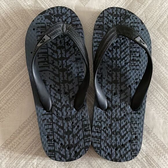Showaflops Boys Black & Grey Tire Tracks Flip Flops - Size 2 - Picture 3 of 5